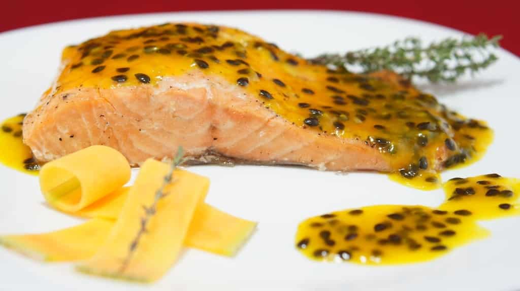 receita especial de salmão ao molho de maracujá