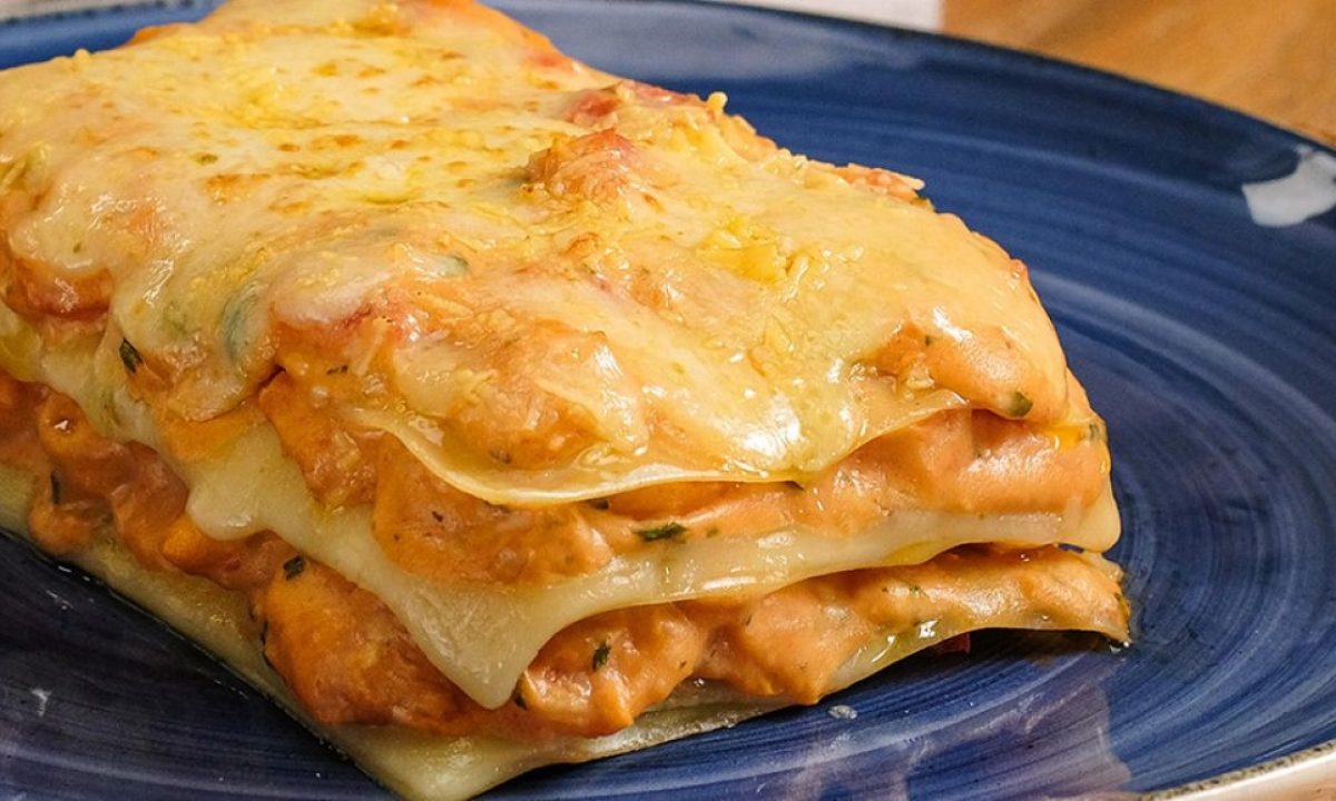 Lasanha De Camarão com molho branco e queijo
