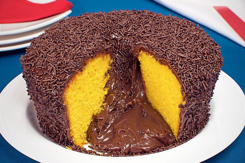 Bolo vulcão de cenoura com brigadeiro