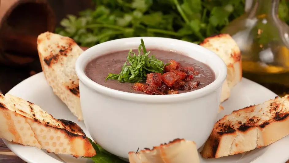 caldo de feijão com torradas