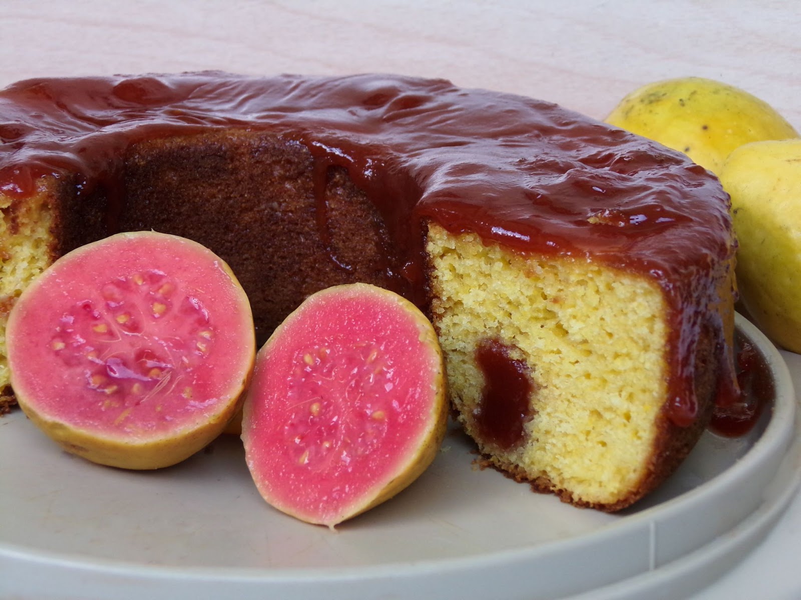 Bolo de fubá com goiaba
