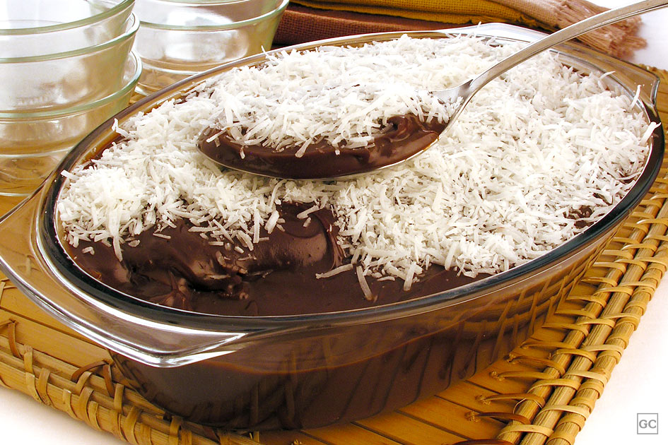 Bolo Molhadinho de Abacaxi com Coco