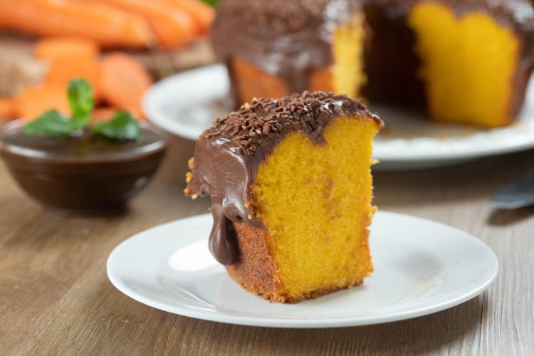 Bolo de cenoura com cobertura de chocolate