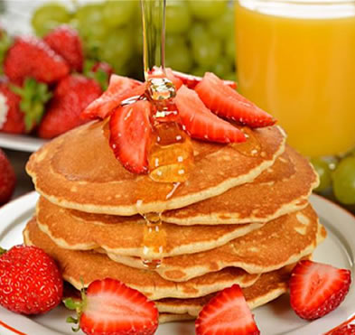 Panquecas americanas com frutas e mel