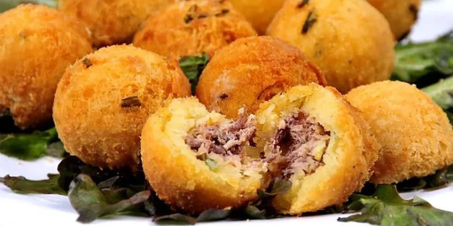 Bolinho de mandioca recheado