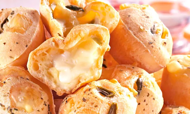 Pão de queijo recheado